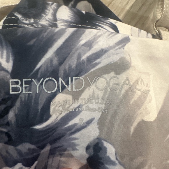 Beyond Yoga navy blue and cream Floral Crop Top - Picture 3 of 3